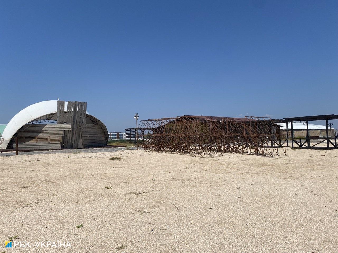 "Люди выезжают". Появились новые фото оккупированной Арабатской Стрелки в разгар сезона
